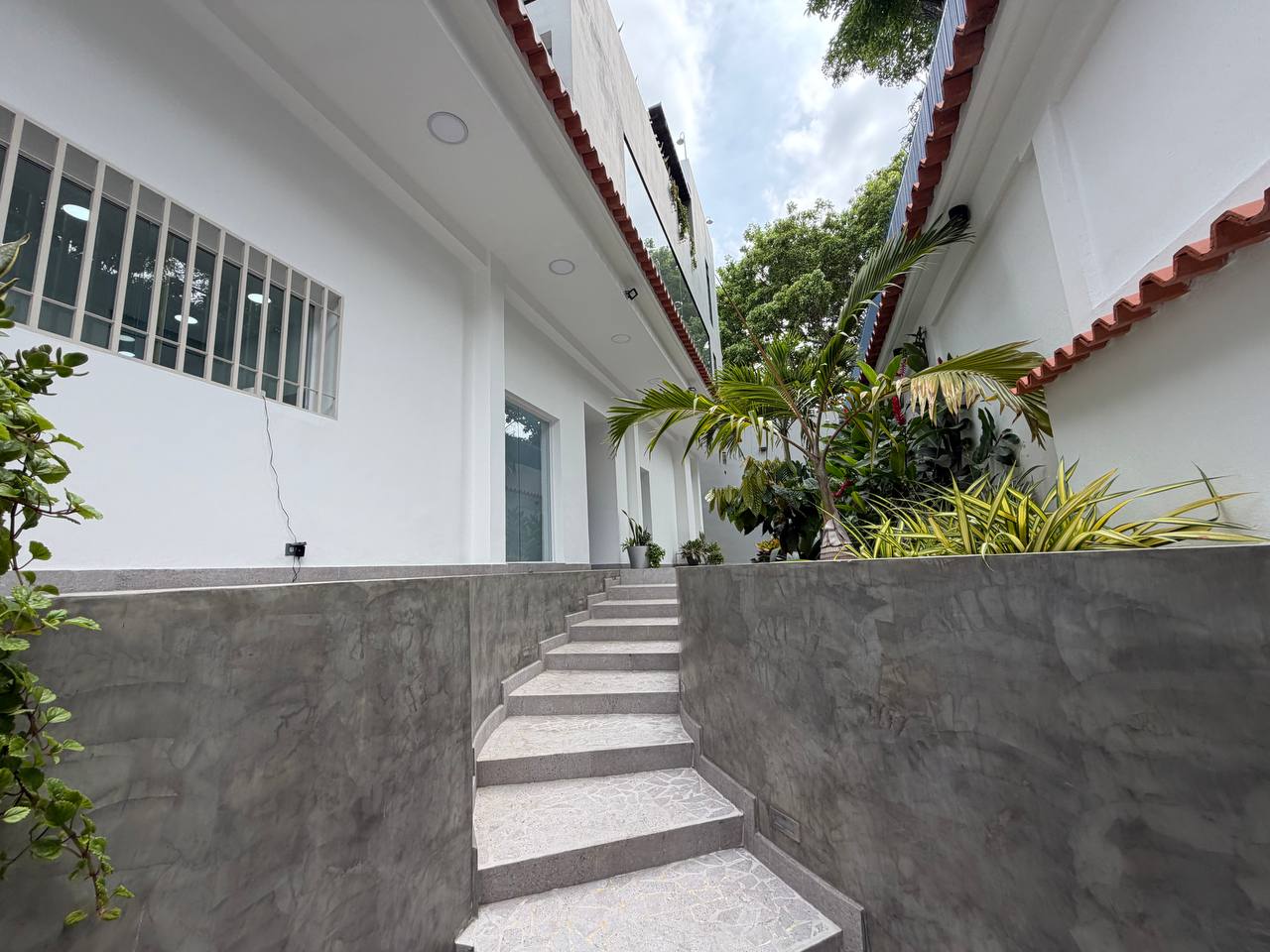 Colinas de Bello Monte-Casa-Fachada Casa Comercial en Venta en Colinas de Bello Monte, Caracas – 1.054m², 17 Baños y 3 Puestos de Estacionamiento