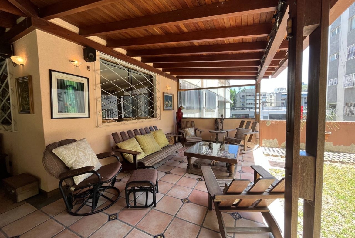 Apartamento en Venta en Cumbres de Curumo, Caracas – 370m², 3 Habitaciones + Servicio, 3 Baños y 3 Puestos de Estacionamiento