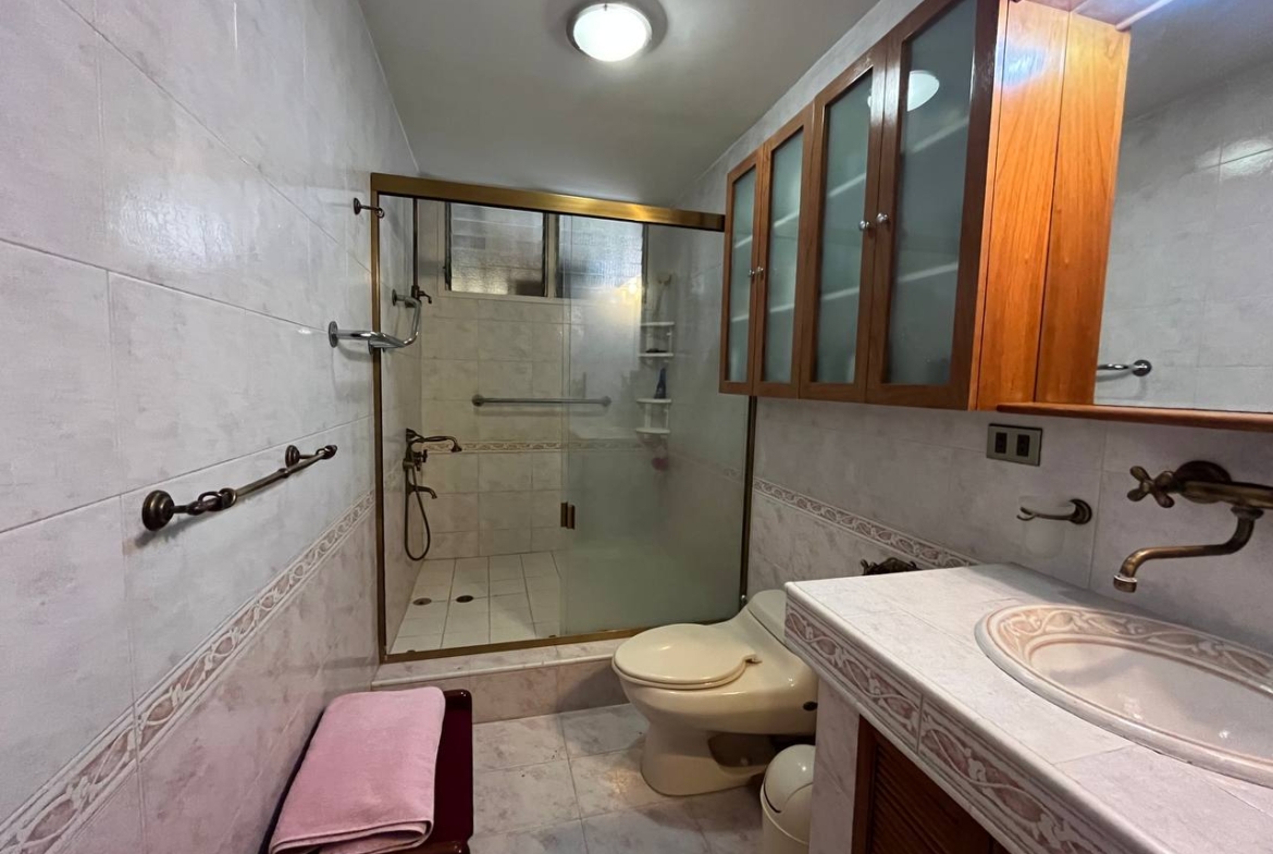 Apartamento en Venta en Cumbres de Curumo, Caracas – 370m², 3 Habitaciones + Servicio, 3 Baños y 3 Puestos de Estacionamiento