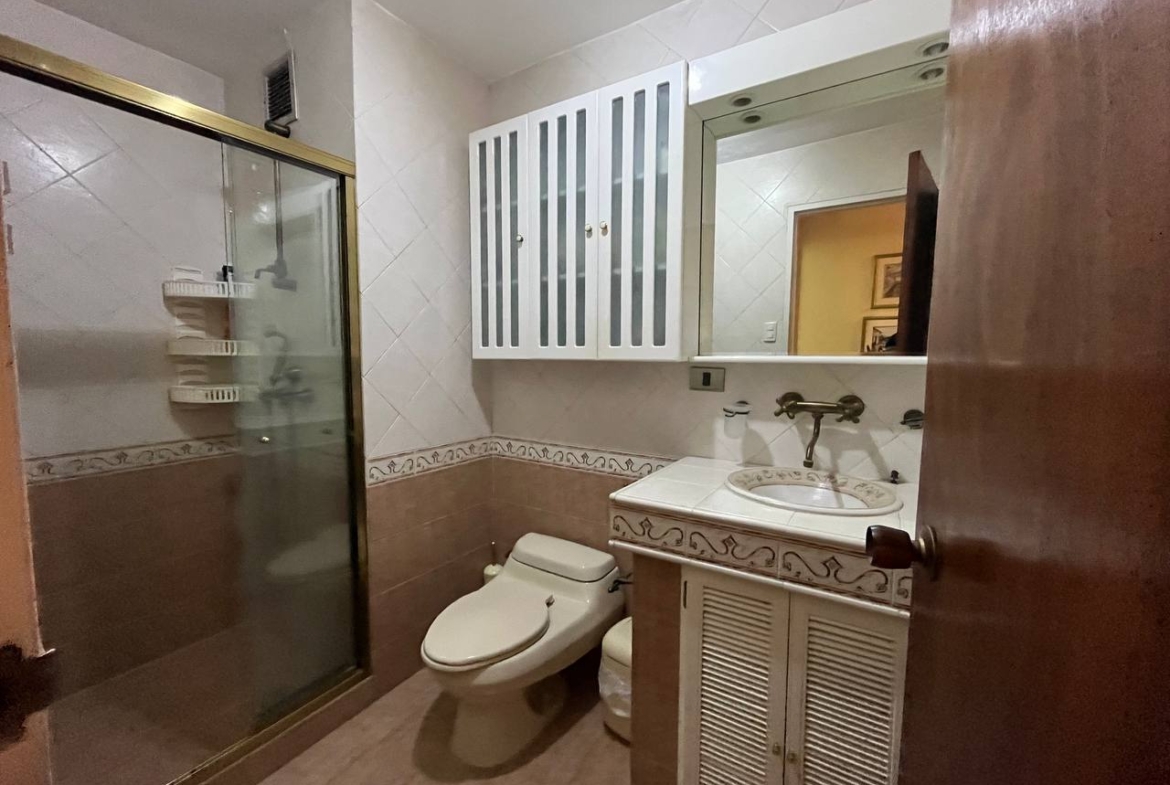 Apartamento en Venta en Cumbres de Curumo, Caracas – 370m², 3 Habitaciones + Servicio, 3 Baños y 3 Puestos de Estacionamiento