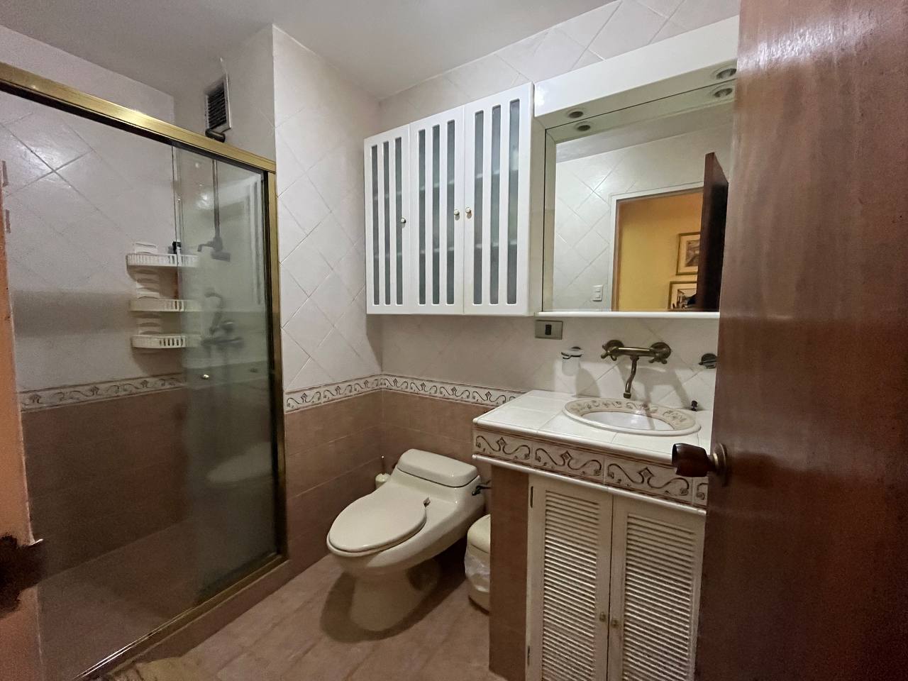 Cumbres de Curumo-Baño (2) Apartamento en Venta en Cumbres de Curumo, Caracas – 370m², 3 Habitaciones + Servicio, 3 Baños y 3 Puestos de Estacionamiento
