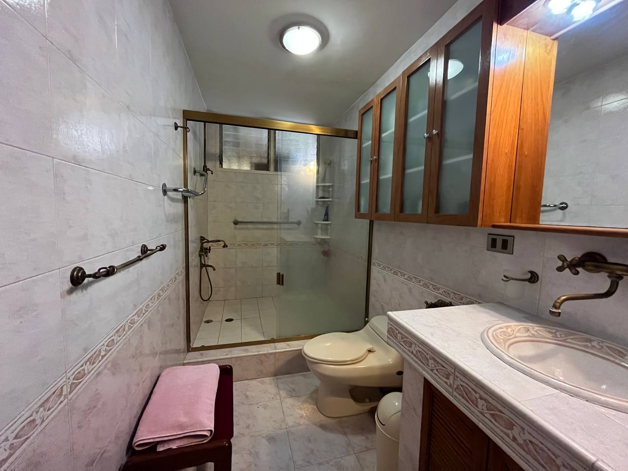 Cumbres de Curumo-Baño Apartamento en Venta en Cumbres de Curumo, Caracas – 370m², 3 Habitaciones + Servicio, 3 Baños y 3 Puestos de Estacionamiento