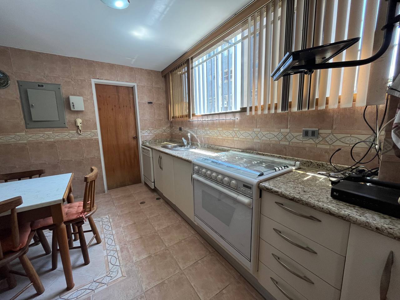 Cumbres de Curumo-Cocina (2) Apartamento en Venta en Cumbres de Curumo, Caracas – 370m², 3 Habitaciones + Servicio, 3 Baños y 3 Puestos de Estacionamiento