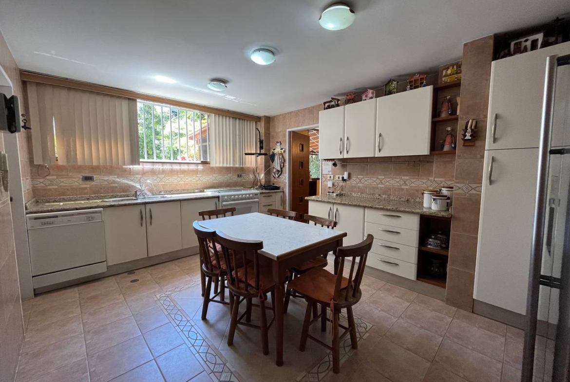 Apartamento en Venta en Cumbres de Curumo, Caracas – 370m², 3 Habitaciones + Servicio, 3 Baños y 3 Puestos de Estacionamiento