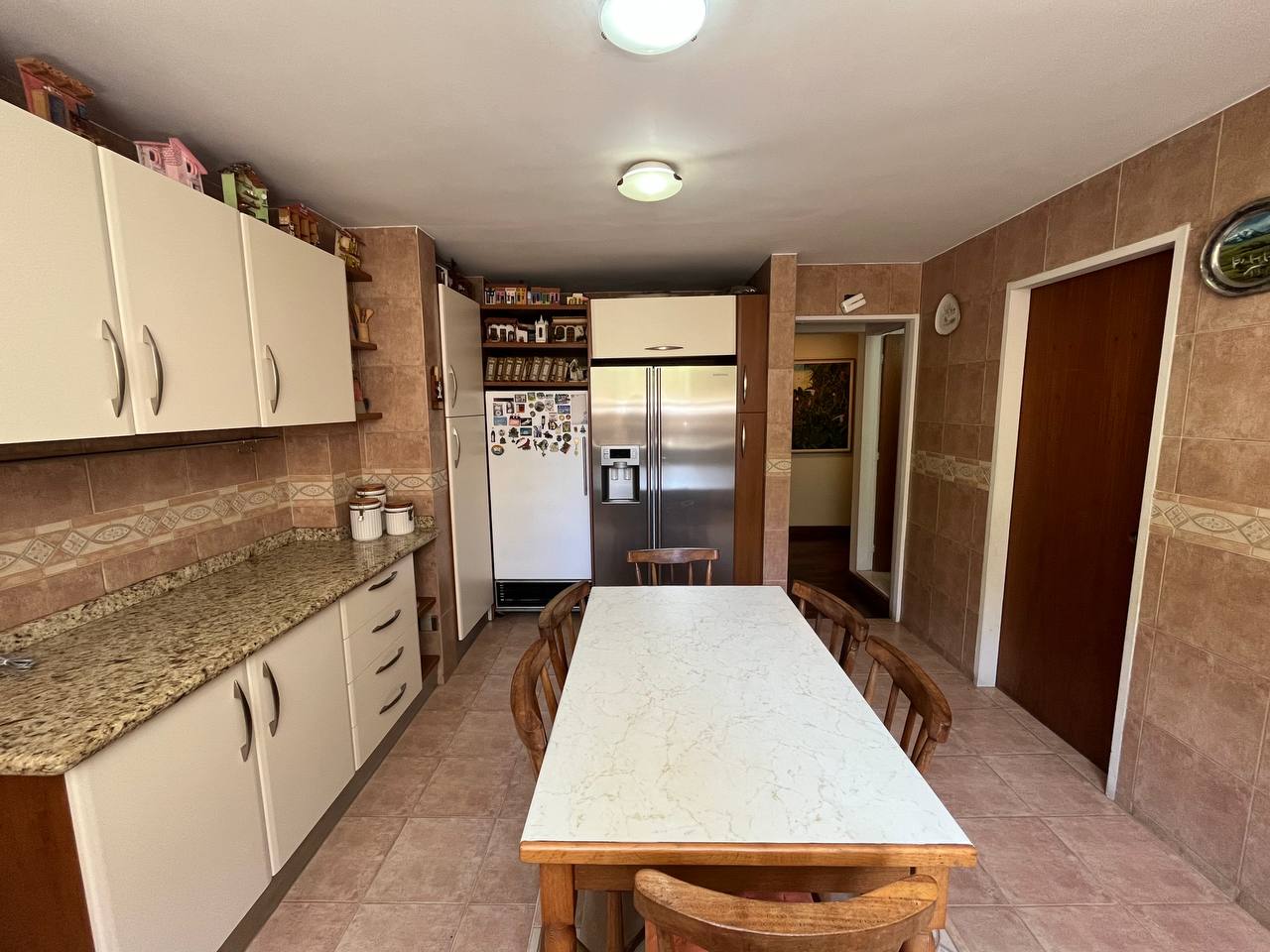 Cumbres de Curumo-Cocina Apartamento en Venta en Cumbres de Curumo, Caracas – 370m², 3 Habitaciones + Servicio, 3 Baños y 3 Puestos de Estacionamiento