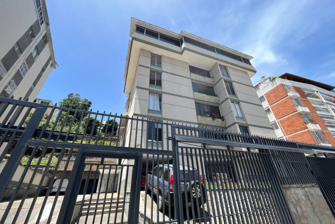 Apartamento en Venta en Cumbres de Curumo, Caracas – 370m², 3 Habitaciones + Servicio, 3 Baños y 3 Puestos de Estacionamiento