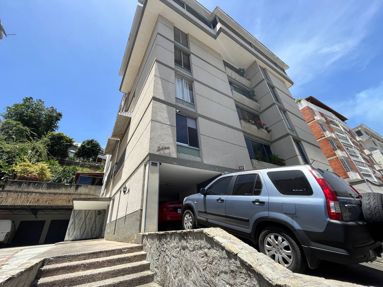 Cumbres de Curumo-Fachada (2) Apartamento en Venta en Cumbres de Curumo, Caracas – 370m², 3 Habitaciones + Servicio, 3 Baños y 3 Puestos de Estacionamiento