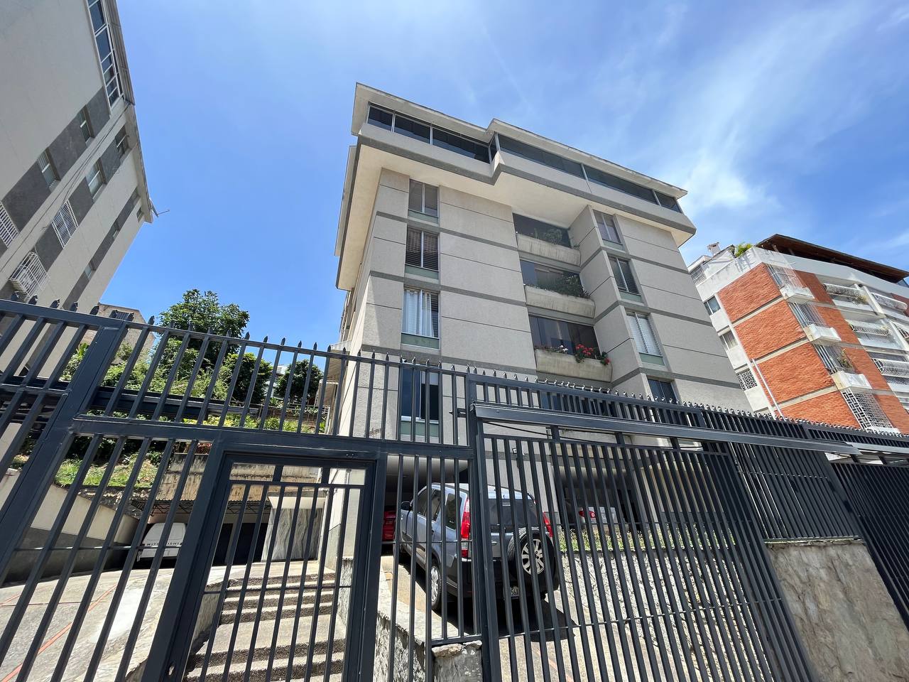Cumbres de Curumo-Fachada Apartamento en Venta en Cumbres de Curumo, Caracas – 370m², 3 Habitaciones + Servicio, 3 Baños y 3 Puestos de Estacionamiento