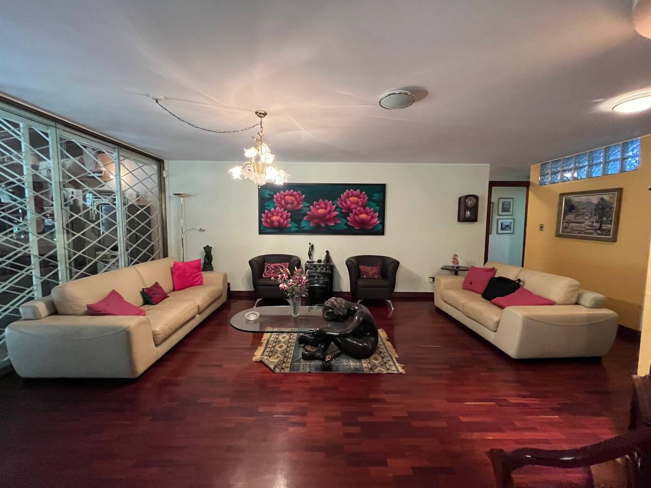 Cumbres de Curumo-Sala (2) Apartamento en Venta en Cumbres de Curumo, Caracas – 370m², 3 Habitaciones + Servicio, 3 Baños y 3 Puestos de Estacionamiento