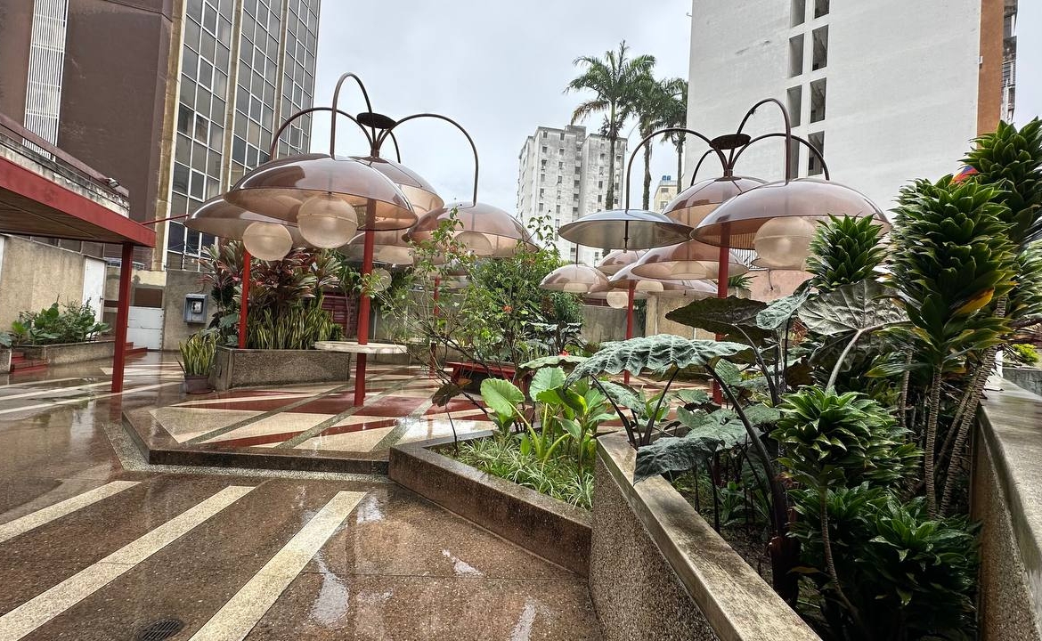 Hotel en Venta en El Marqués, Caracas – 7.412m², 94 Habitaciones, Más de 10 Baños y 40 Puestos de Estacionamiento
