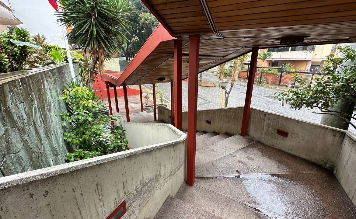Hotel en Venta en El Marqués, Caracas – 7.412m², 94 Habitaciones, Más de 10 Baños y 40 Puestos de Estacionamiento