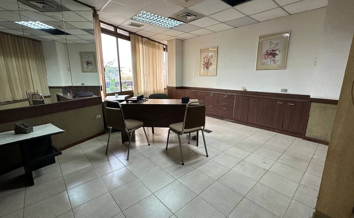 Hotel en Venta en El Marqués, Caracas – 7.412m², 94 Habitaciones, Más de 10 Baños y 40 Puestos de Estacionamiento