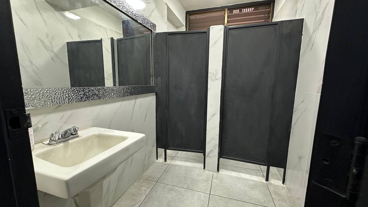 El Marquez-Hotel-Baño (2) Hotel en Venta en El Marqués, Caracas – 7.412m², 94 Habitaciones, Más de 10 Baños y 40 Puestos de Estacionamiento