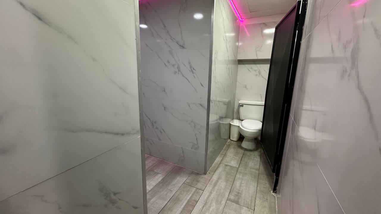 El Marquez-Hotel-Baño (3) Hotel en Venta en El Marqués, Caracas – 7.412m², 94 Habitaciones, Más de 10 Baños y 40 Puestos de Estacionamiento