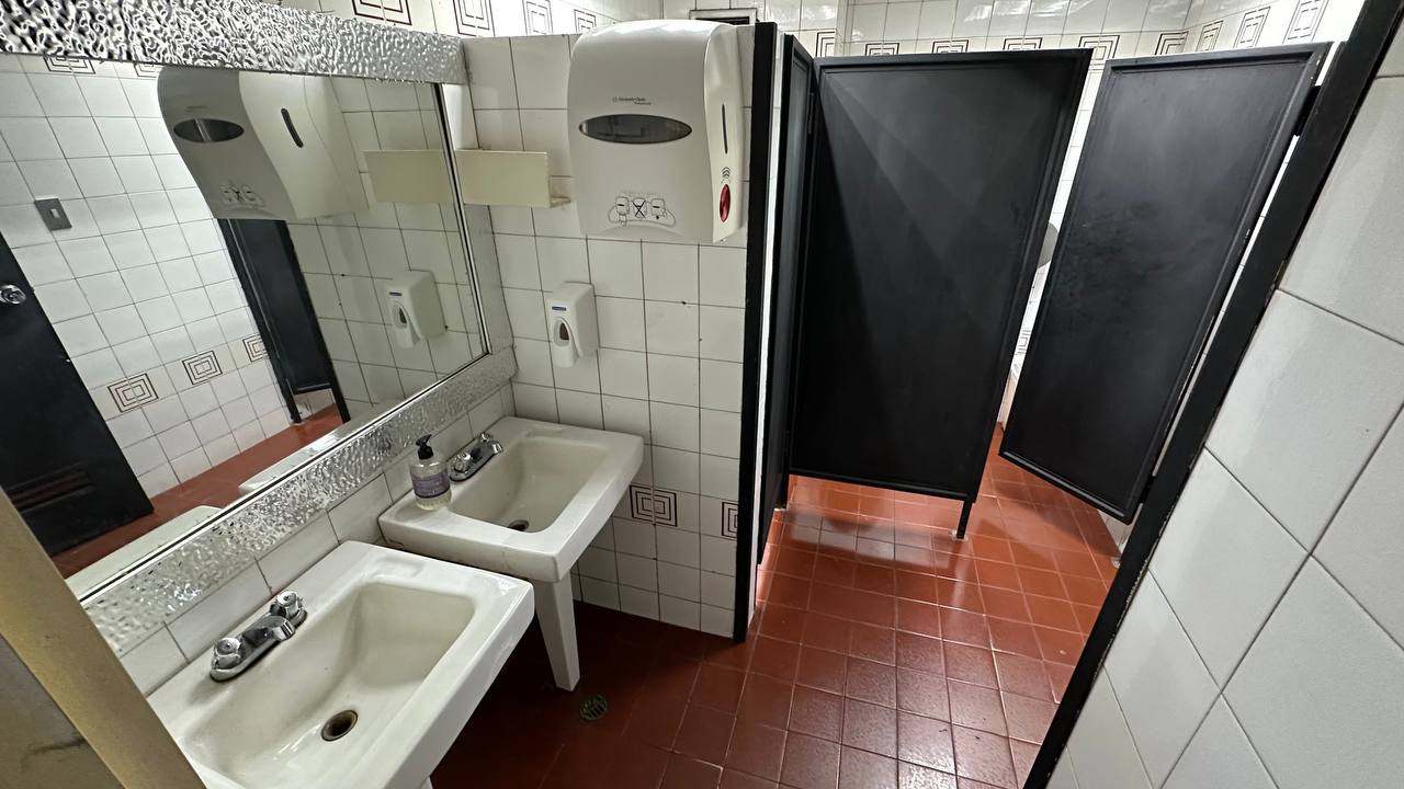 El Marquez-Hotel-Baño (5) Hotel en Venta en El Marqués, Caracas – 7.412m², 94 Habitaciones, Más de 10 Baños y 40 Puestos de Estacionamiento