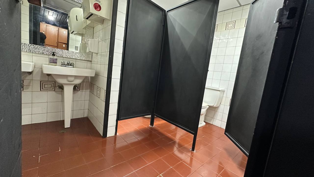 El Marquez-Hotel-Baño (6) Hotel en Venta en El Marqués, Caracas – 7.412m², 94 Habitaciones, Más de 10 Baños y 40 Puestos de Estacionamiento