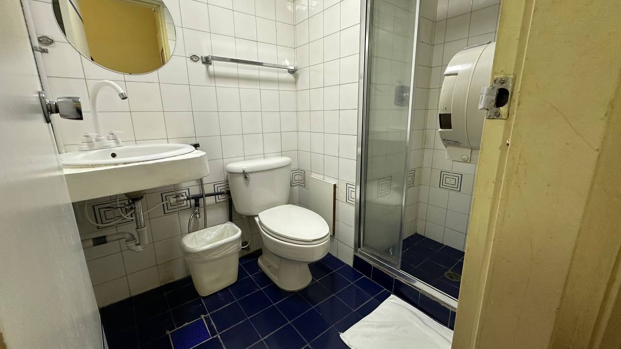 El Marquez-Hotel-Baño Hotel en Venta en El Marqués, Caracas – 7.412m², 94 Habitaciones, Más de 10 Baños y 40 Puestos de Estacionamiento