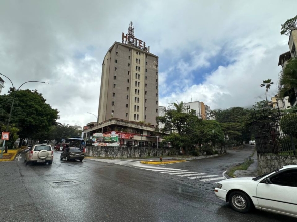 Hotel en Venta en El Marqués, Caracas – 7.412m², 94 Habitaciones, Más de 10 Baños y 40 Puestos de Estacionamiento