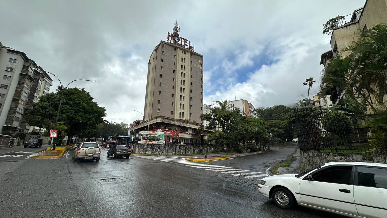 El Marquez-Hotel-Fachada (2) Hotel en Venta en El Marqués, Caracas – 7.412m², 94 Habitaciones, Más de 10 Baños y 40 Puestos de Estacionamiento