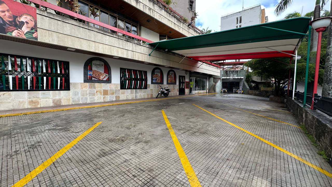 El Marquez-Hotel-Fachada (3) Hotel en Venta en El Marqués, Caracas – 7.412m², 94 Habitaciones, Más de 10 Baños y 40 Puestos de Estacionamiento