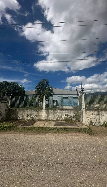 Galpón Industrial en Venta en Guatire, Zona Industrial Terrinca – 14.981m², 2 Baños y 8 Puestos de Estacionamiento