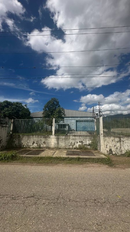 Guatire Galpón Exteriores 2 Galpón Industrial en Venta en Guatire, Zona Industrial Terrinca – 14.981m², 2 Baños y 8 Puestos de Estacionamiento