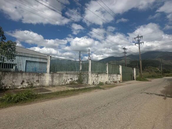 Galpón Industrial en Venta en Guatire, Zona Industrial Terrinca – 14.981m², 2 Baños y 8 Puestos de Estacionamiento