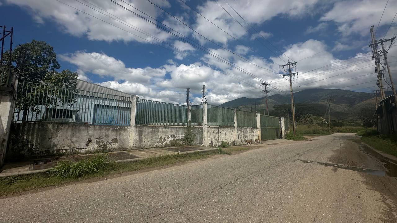 Guatire Galpón Exteriores Galpón Industrial en Venta en Guatire, Zona Industrial Terrinca – 14.981m², 2 Baños y 8 Puestos de Estacionamiento