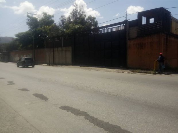Galpón Industrial en Venta en Guatire, Miranda – 6.000m², 3 Baños y 10 Puestos de Estacionamiento
