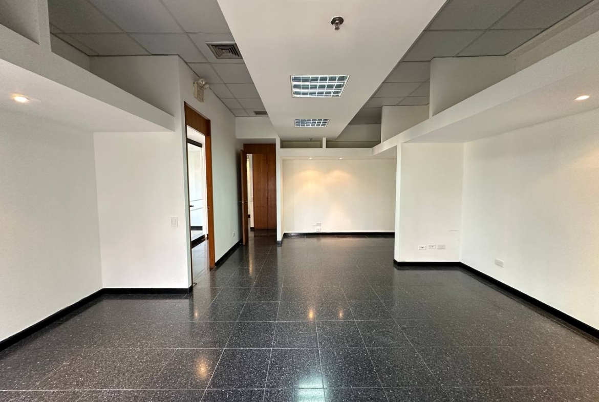 Oficina en Alquiler en La Castellana, Caracas – 114m², 1 Baño y 2 Puestos de Estacionamiento