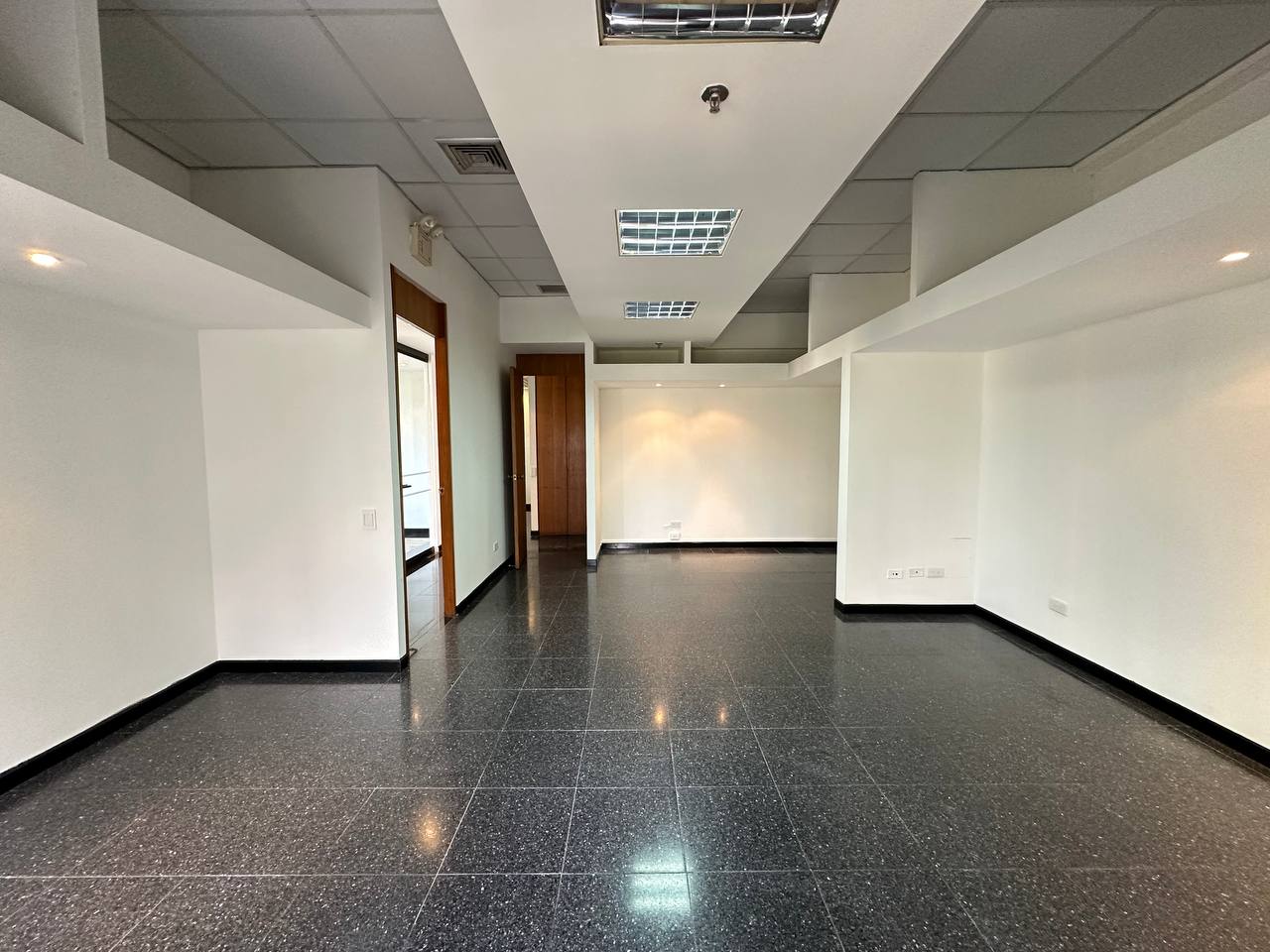 Oficina en Alquiler en La Castellana, Caracas – 114m², 1 Baño y 2 Puestos de Estacionamiento