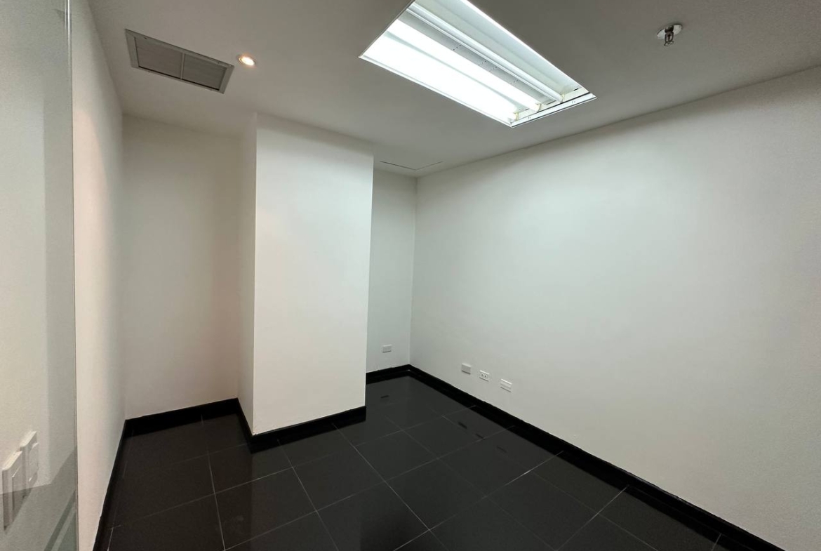 Oficina en Alquiler en La Castellana, Caracas – 114m², 1 Baño y 2 Puestos de Estacionamiento