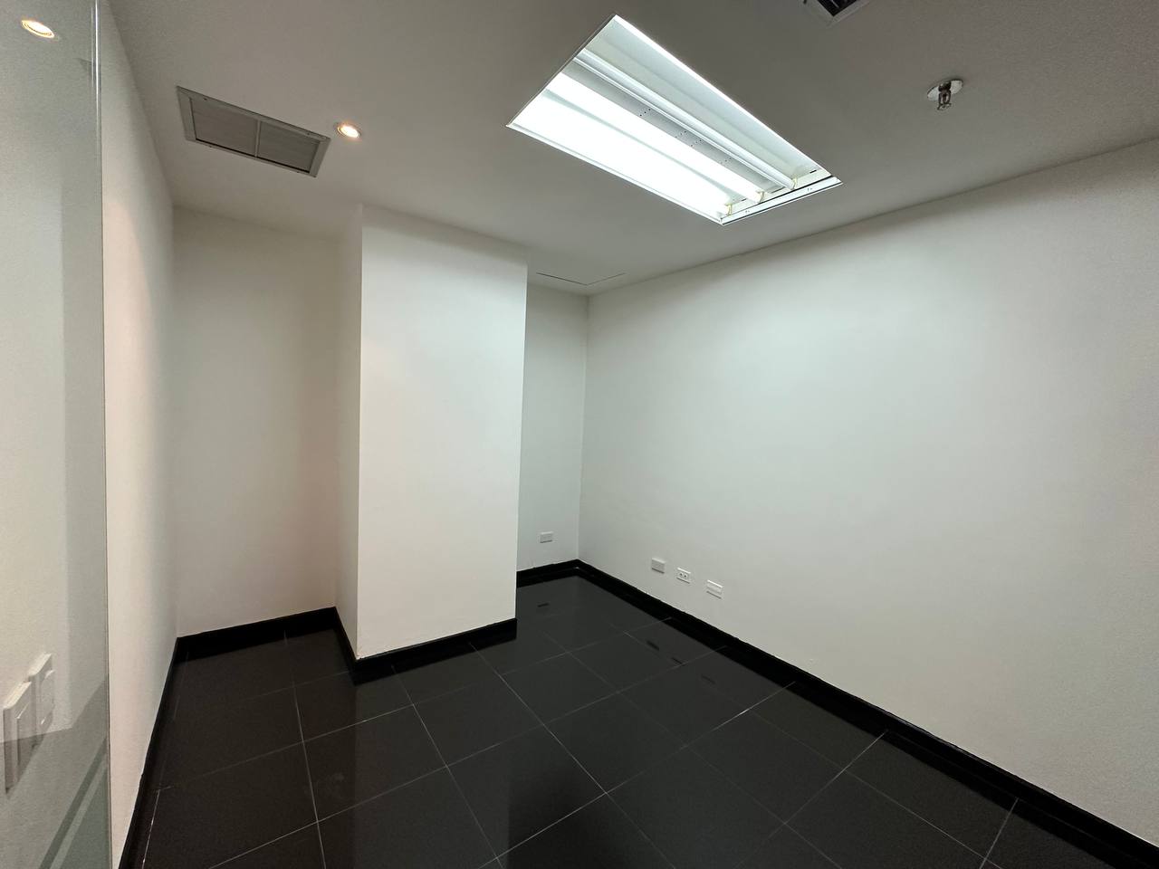 Oficina en Alquiler en La Castellana, Caracas – 114m², 1 Baño y 2 Puestos de Estacionamiento