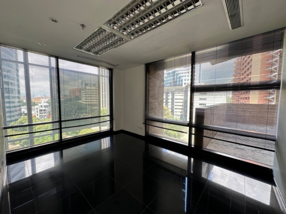 Oficina en Alquiler en La Castellana, Caracas – 114m², 1 Baño y 2 Puestos de Estacionamiento