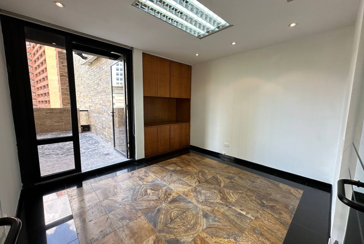 Oficina en Alquiler en La Castellana, Caracas – 114m², 1 Baño y 2 Puestos de Estacionamiento