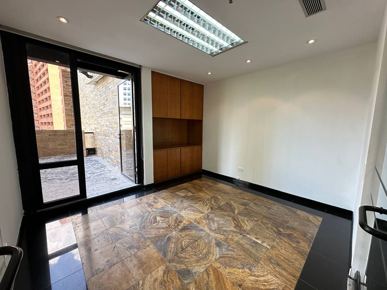 Oficina en Alquiler en La Castellana, Caracas – 114m², 1 Baño y 2 Puestos de Estacionamiento