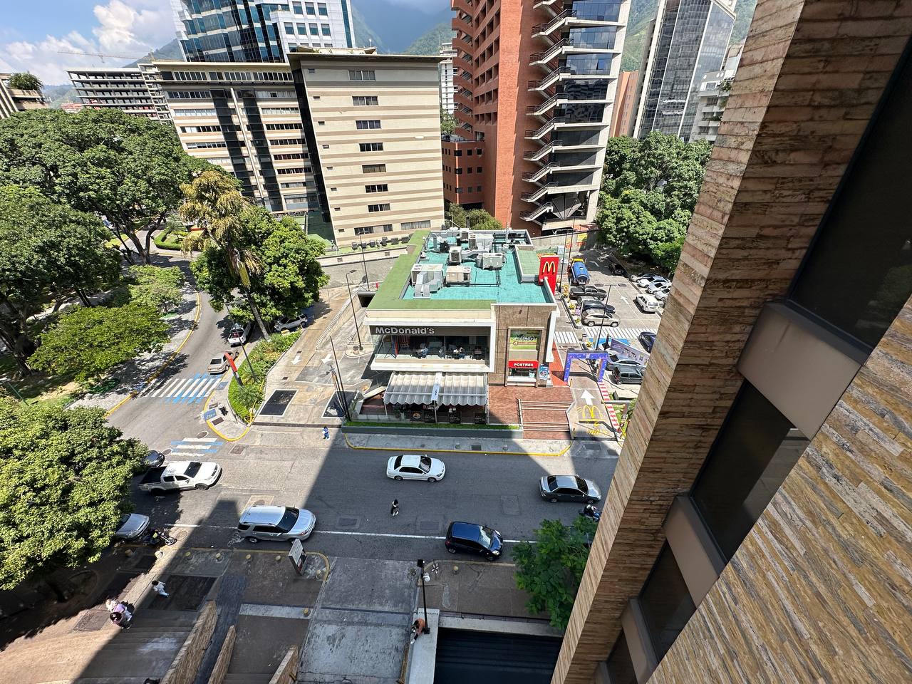 Oficina en Alquiler en La Castellana, Caracas – 114m², 1 Baño y 2 Puestos de Estacionamiento