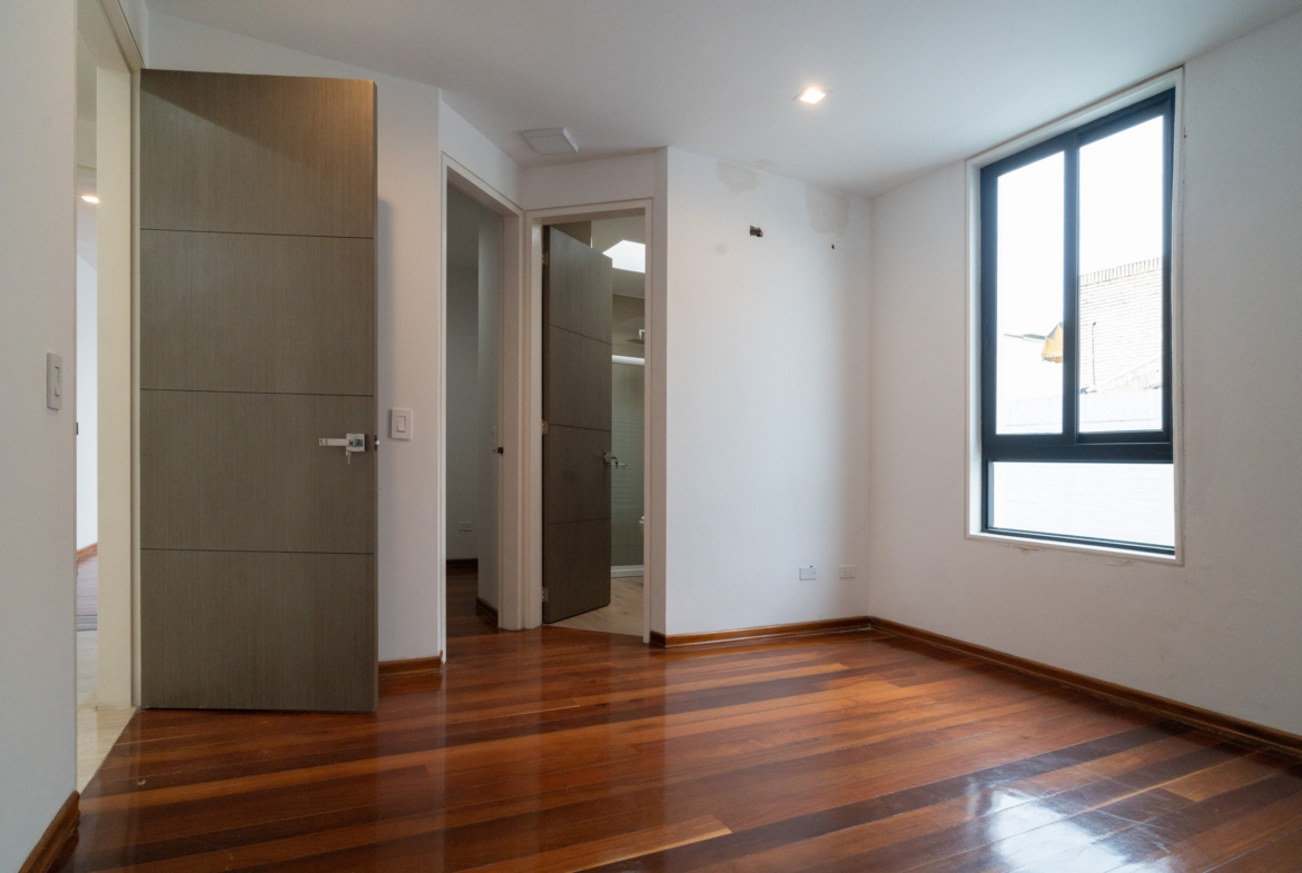 Casa en Venta en Lomas de La Lagunita, Caracas – 500m², 4 Habitaciones, 4 Baños y 4 Puestos de Estacionamiento