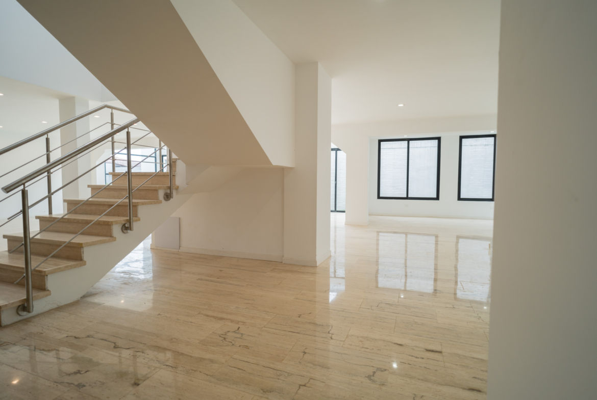 Casa en Venta en Lomas de La Lagunita, Caracas – 500m², 4 Habitaciones, 4 Baños y 4 Puestos de Estacionamiento