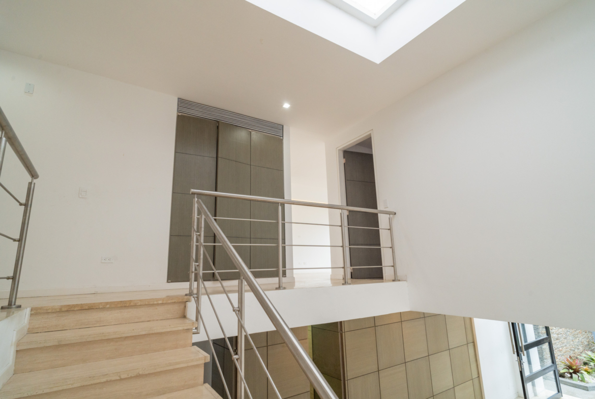 Casa en Venta en Lomas de La Lagunita, Caracas – 500m², 4 Habitaciones, 4 Baños y 4 Puestos de Estacionamiento