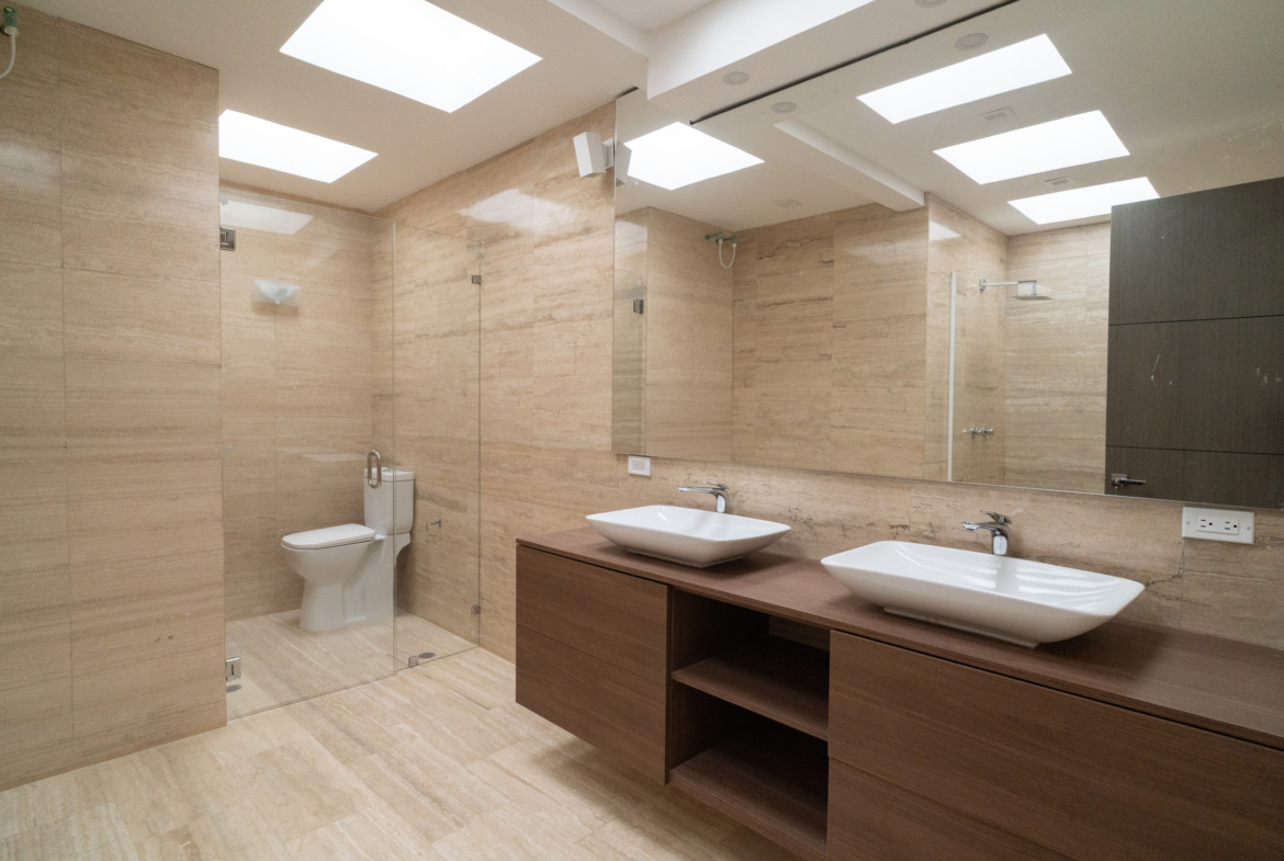 Casa en Venta en Lomas de La Lagunita, Caracas – 500m², 4 Habitaciones, 4 Baños y 4 Puestos de Estacionamiento