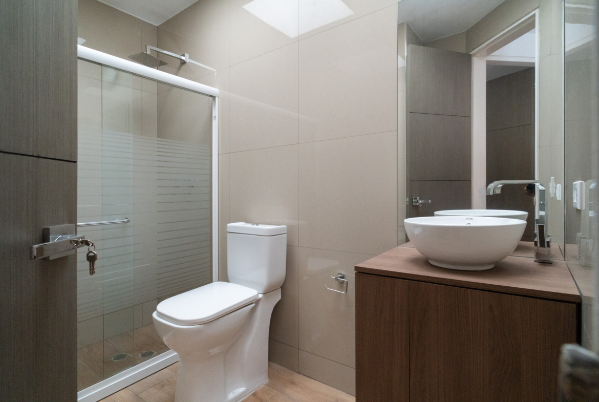 Casa en Venta en Lomas de La Lagunita, Caracas – 500m², 4 Habitaciones, 4 Baños y 4 Puestos de Estacionamiento
