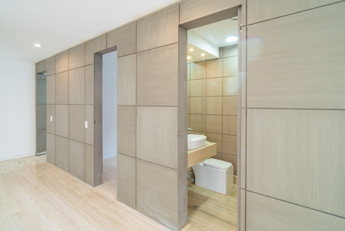 Casa en Venta en Lomas de La Lagunita, Caracas – 500m², 4 Habitaciones, 4 Baños y 4 Puestos de Estacionamiento