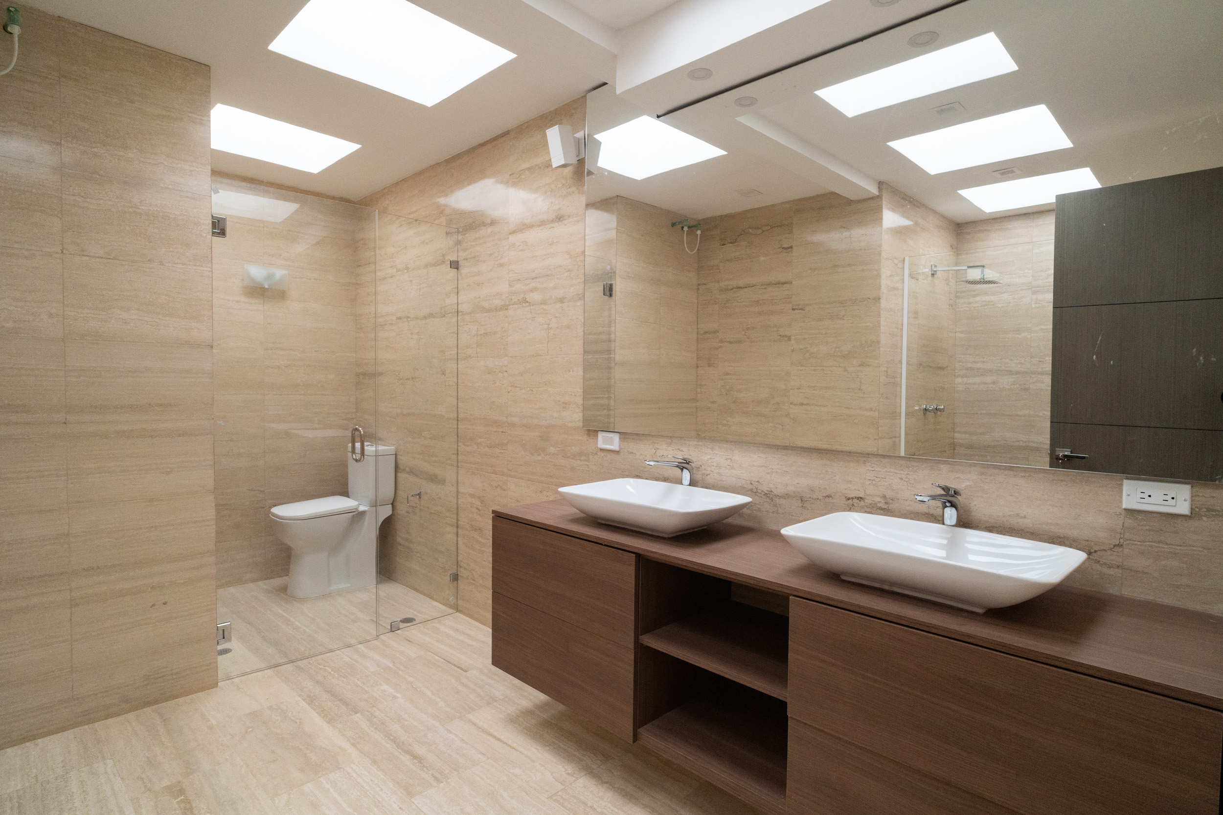 La Lagunita-Casa-Baño Casa en Venta en Lomas de La Lagunita, Caracas – 500m², 4 Habitaciones, 4 Baños y 4 Puestos de Estacionamiento