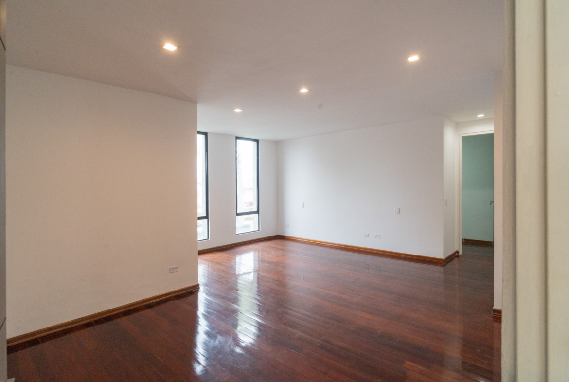 Casa en Venta en Lomas de La Lagunita, Caracas – 500m², 4 Habitaciones, 4 Baños y 4 Puestos de Estacionamiento