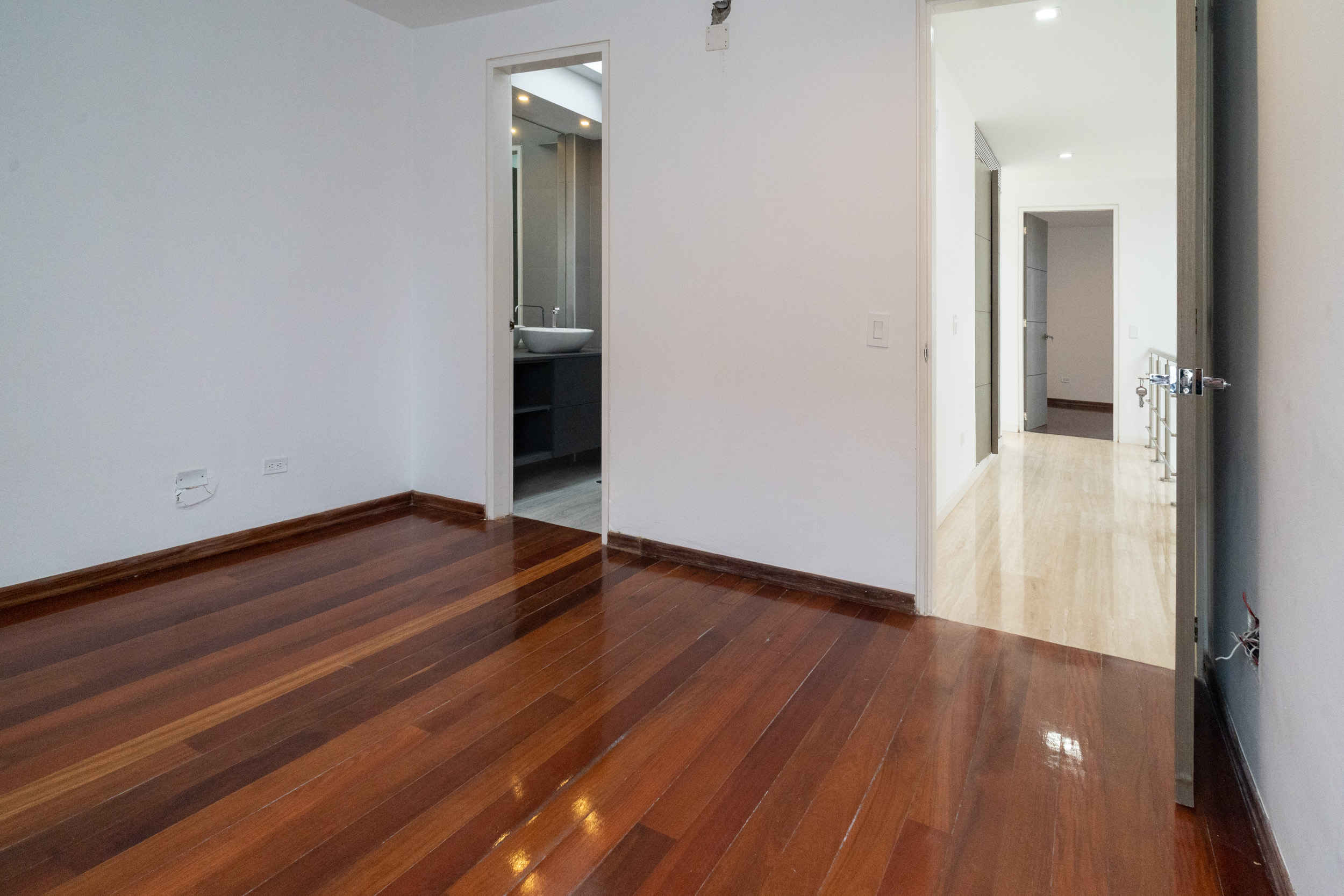 La Lagunita-Casa-Dormitorio (4) Casa en Venta en Lomas de La Lagunita, Caracas – 500m², 4 Habitaciones, 4 Baños y 4 Puestos de Estacionamiento