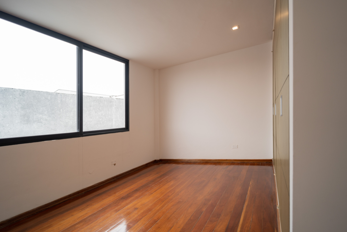 Casa en Venta en Lomas de La Lagunita, Caracas – 500m², 4 Habitaciones, 4 Baños y 4 Puestos de Estacionamiento