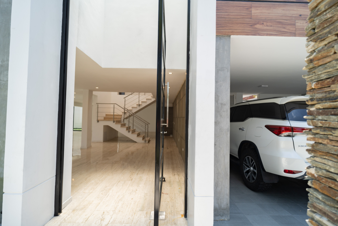 Casa en Venta en Lomas de La Lagunita, Caracas – 500m², 4 Habitaciones, 4 Baños y 4 Puestos de Estacionamiento