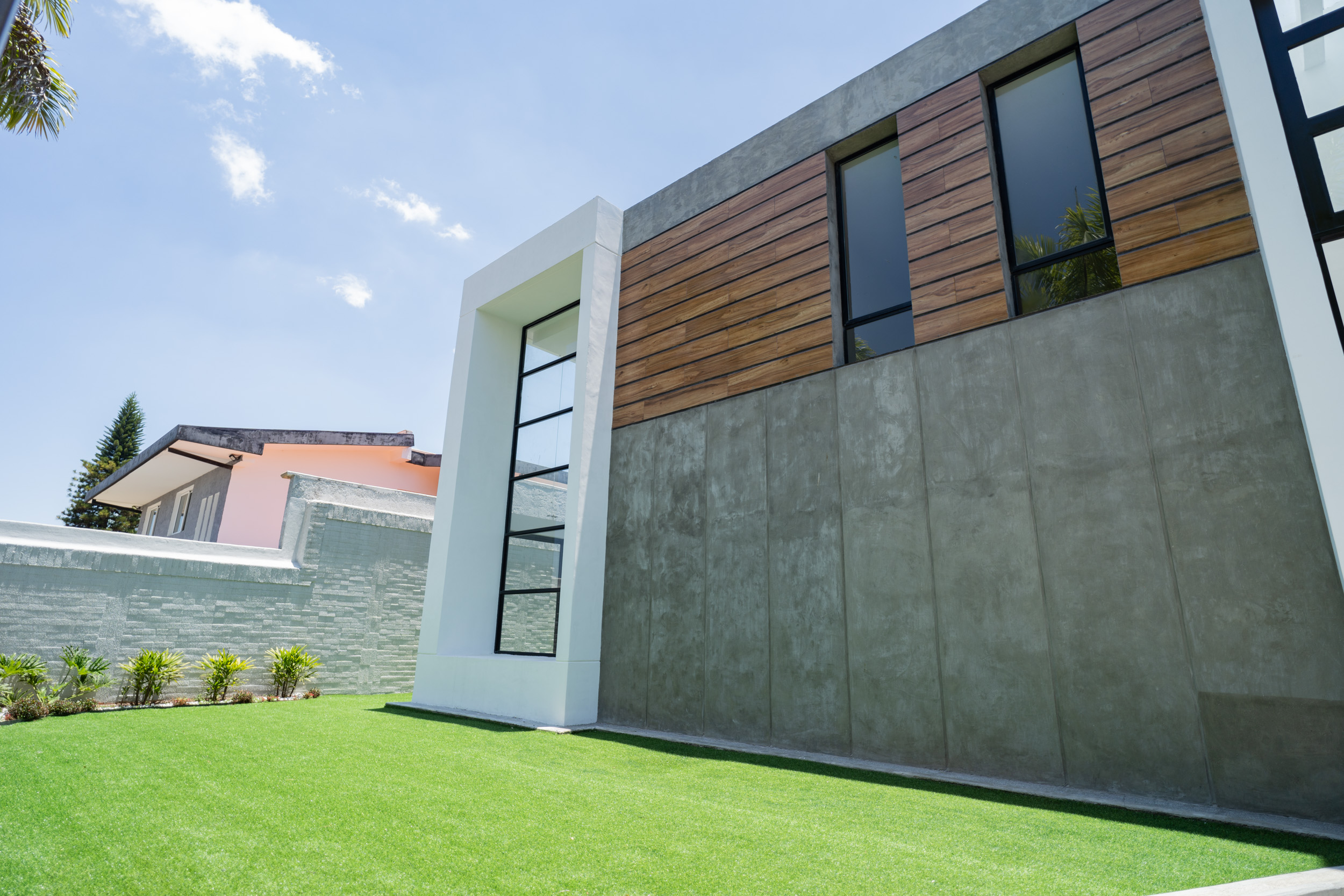 La Lagunita-Casa-Fachada Casa en Venta en Lomas de La Lagunita, Caracas – 500m², 4 Habitaciones, 4 Baños y 4 Puestos de Estacionamiento