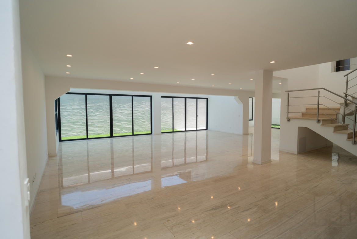 Casa en Venta en Lomas de La Lagunita, Caracas – 500m², 4 Habitaciones, 4 Baños y 4 Puestos de Estacionamiento